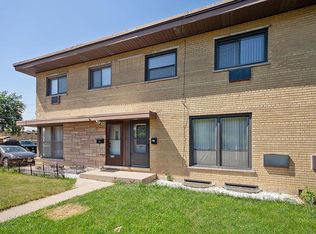 637 Maple Ct, Mount Prospect, IL 60056