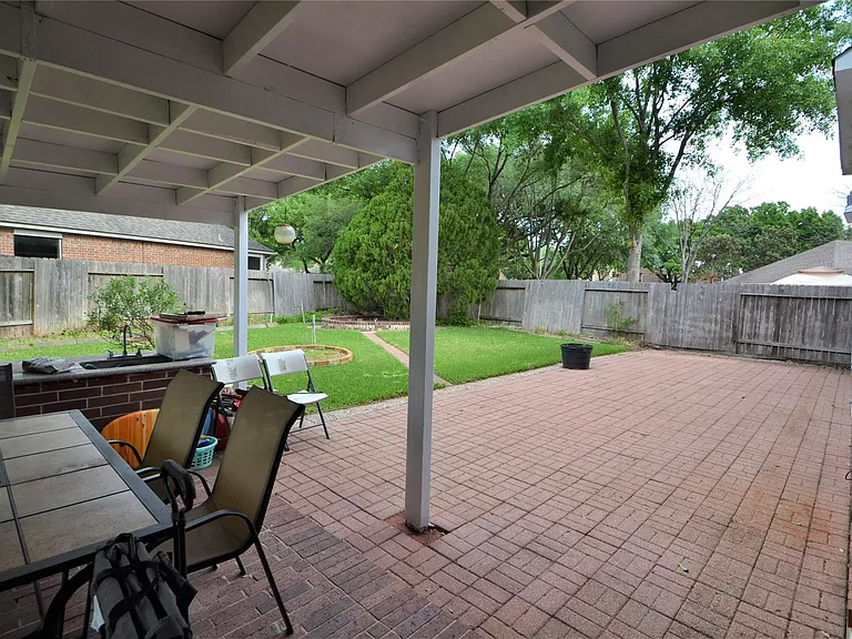 12110 Laurel Ct — Photo 2
