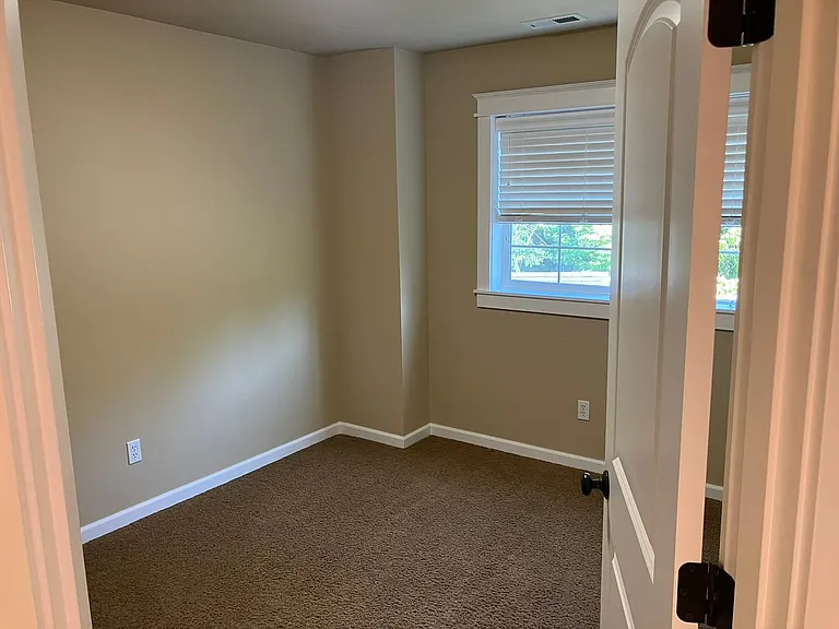2612 NE Park Dr — Photo 5