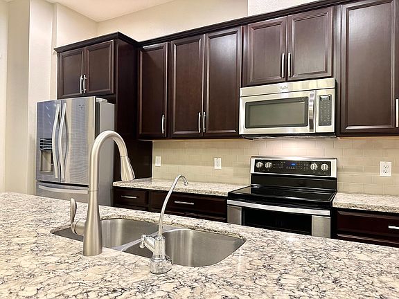 4th image of 881 Taramundi Dr