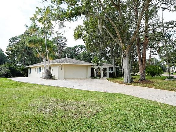 Side view of the long driveway with additional parking at side of home.  Perfect for an RV or boat or other toys.
