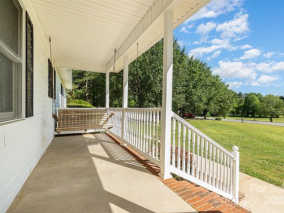 2nd image of 1008 Park Cir