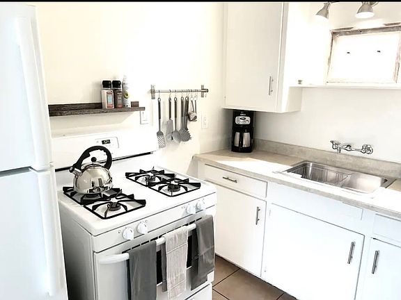 5th image of 5075 W Point Loma Blvd