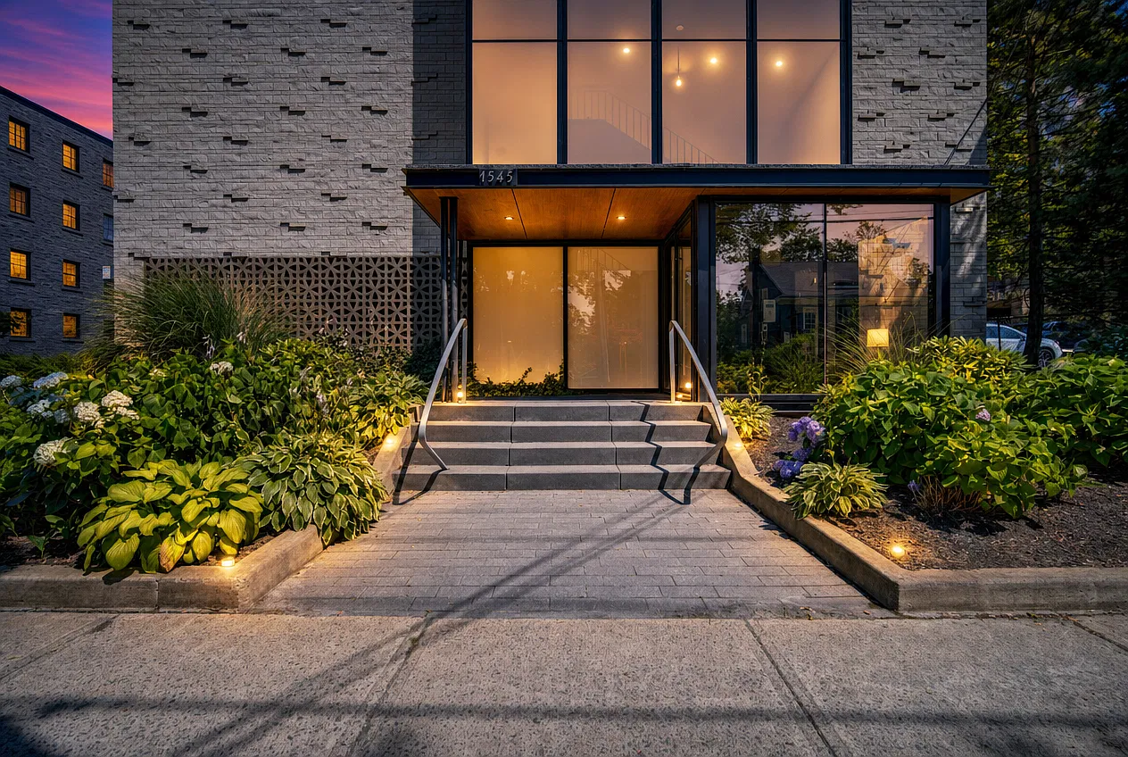Oxford House — Photo 1