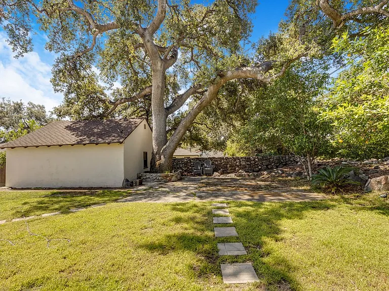 2151 N Altadena Dr — Photo 27