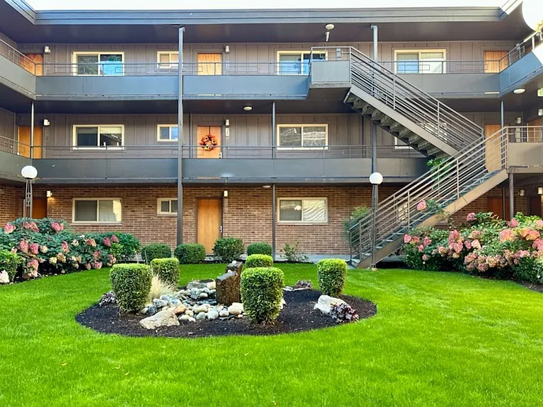 North Towne Manor — Photo 26