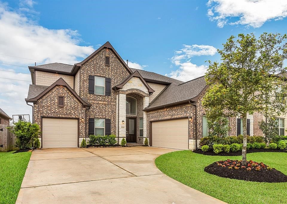 Beautiful 2 story Newmark home with 3 car garage