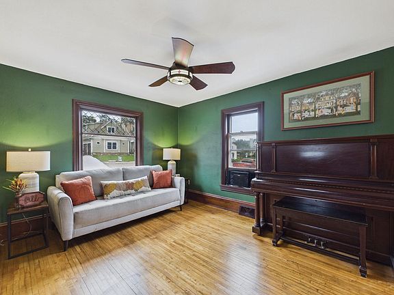 3rd image of 1813 1st Ave