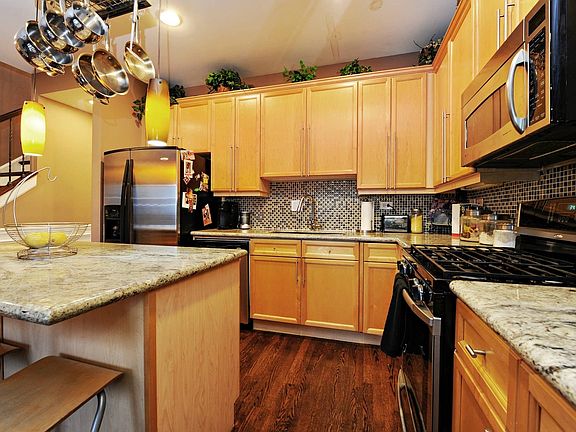 2nd image of 2750 N Wolcott Ave APT 3S