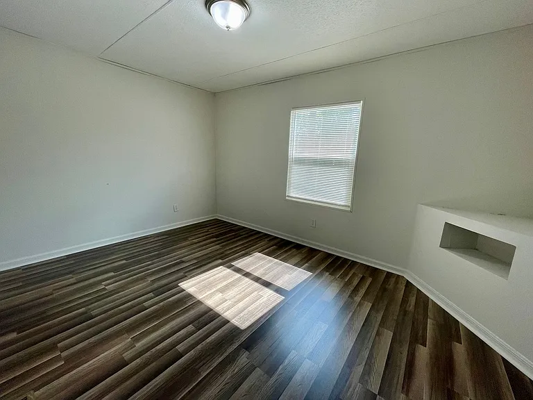 12410 Phillips Ln — Photo 6