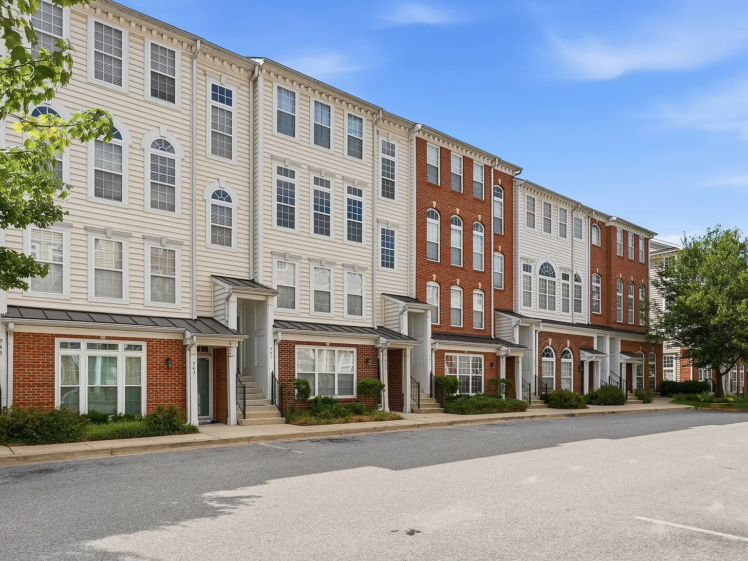 3 bed, 2583 sqft, $2,950 — Photo 3