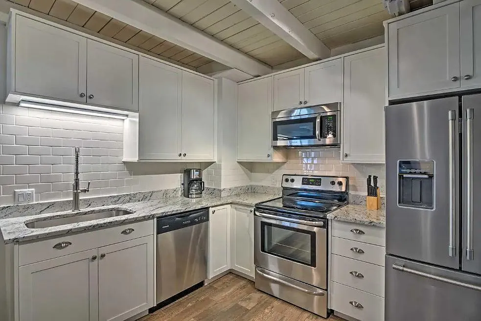2 bed, 758 sqft, $3,000 — Photo 2