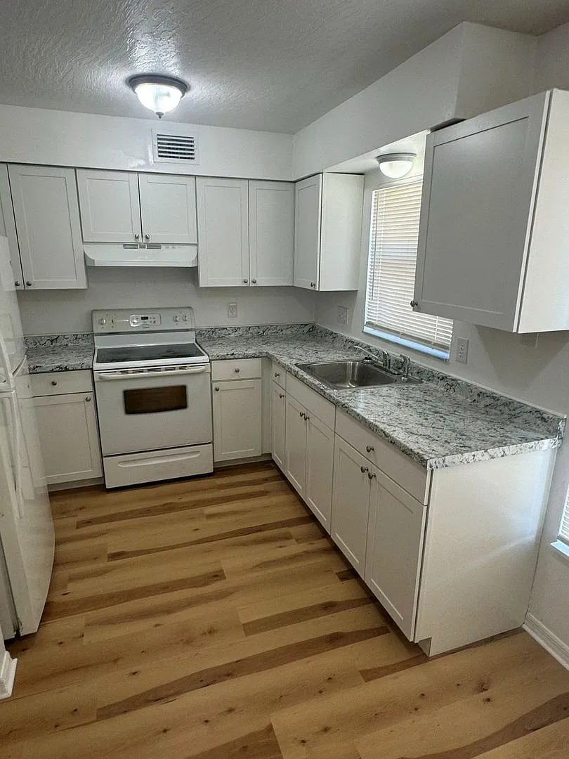 341 Mercury Ave SE — Photo 2
