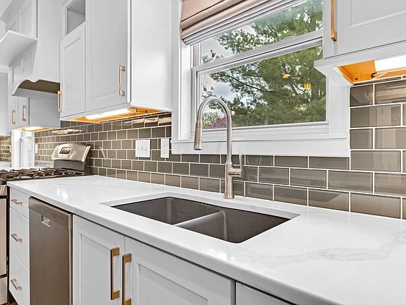 5th image of 319 Wildwood Dr