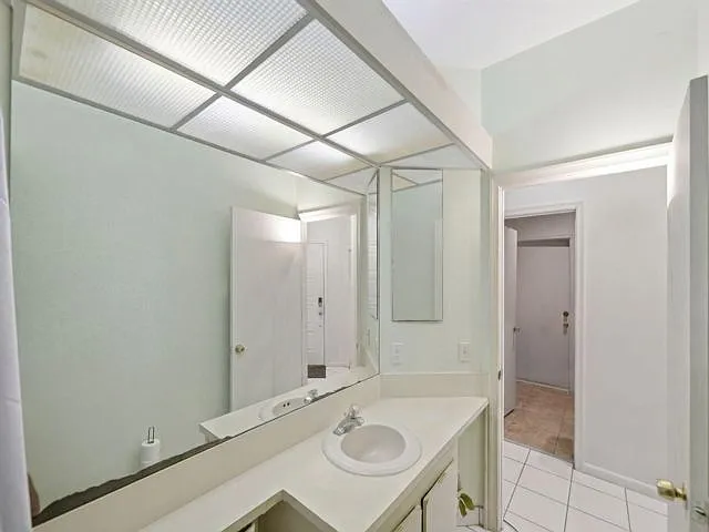 1239 Sussex St — Photo 4