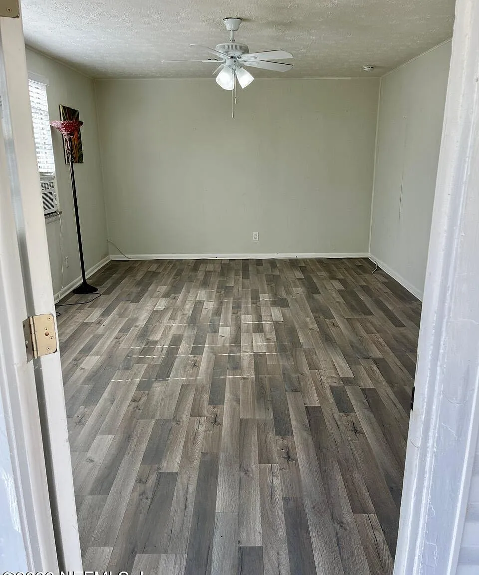 2 bed, 1.0 bath, 935 sqft, $1,300 — Photo 2