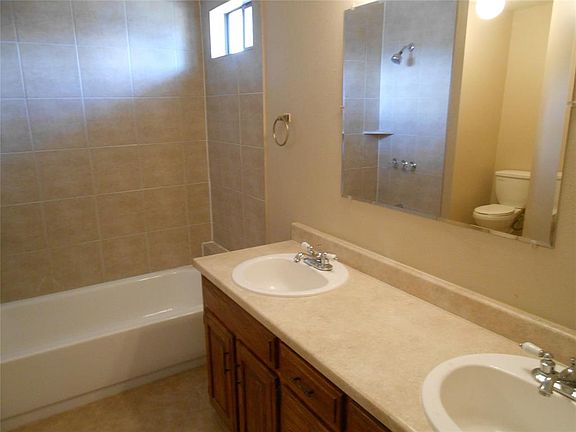 3rd image of 2416 Lakeview Cir #2418