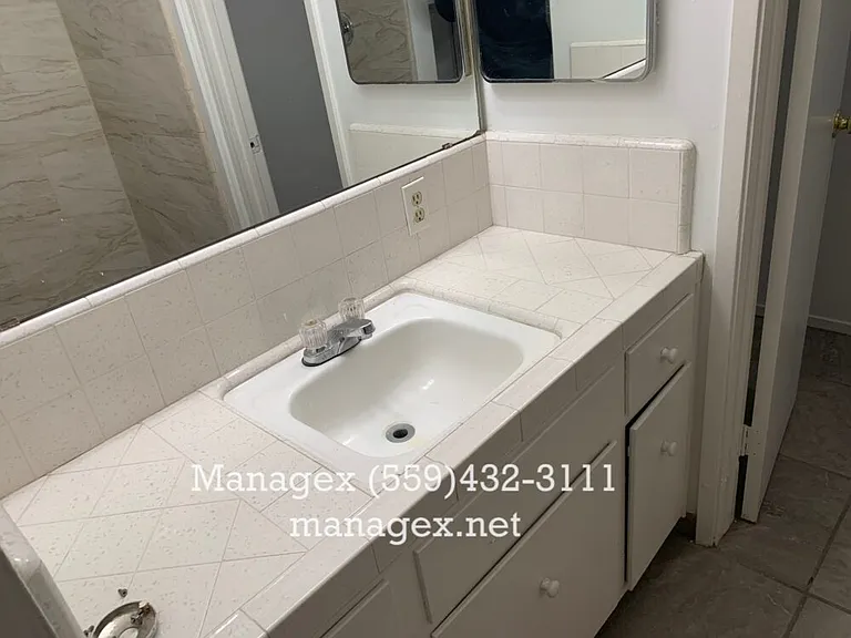 6060 N Poplar Ave — Photo 10