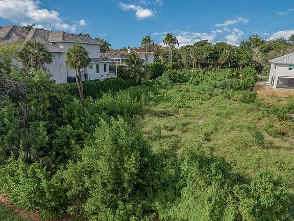 4th image of 376 Beach Lily Ln