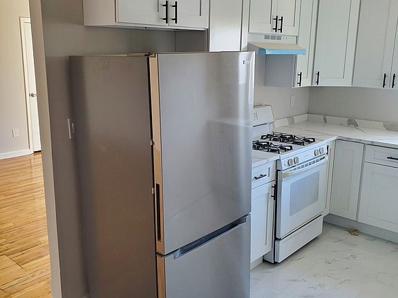 3rd image of 37 Broad St