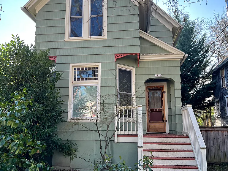 2124 SE Salmon St — Photo 1
