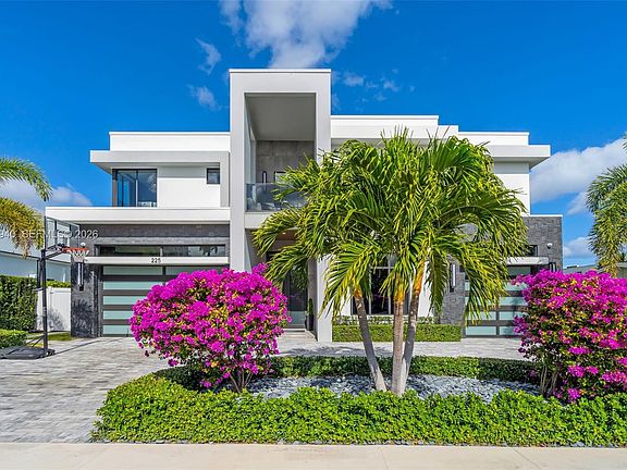 2nd image of 225 NE 3rd St