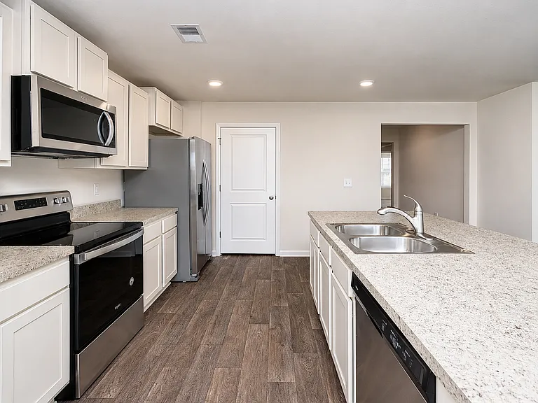869 Twickenham Loop — Photo 4