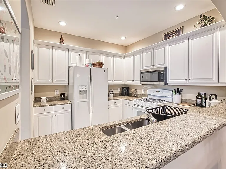 3230 Cottonwood Bnd #406 — Photo 4