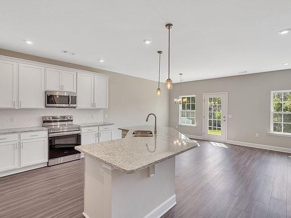 Madison - Kitchen with breakfast bar Ernest Homes