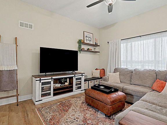 4th image of 2104 E Highridge St