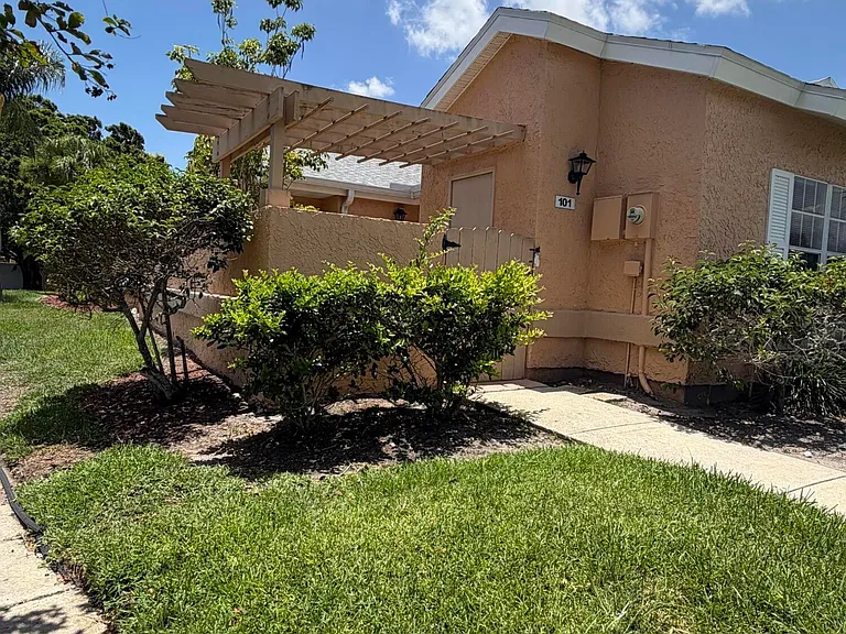 1440 Malibu Cir NE #101 — Photo 2