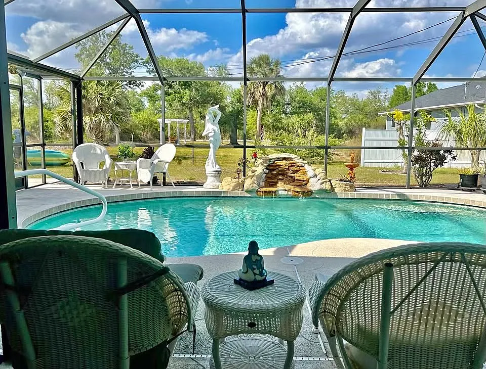 3 bed, 1828 sqft, $215 — Photo 1