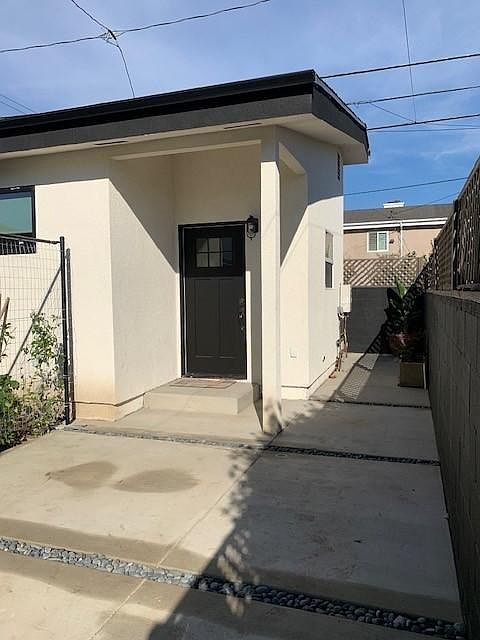 Private entrance with outdoor patio space