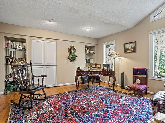 5th image of 231 Greenleaf Dr
