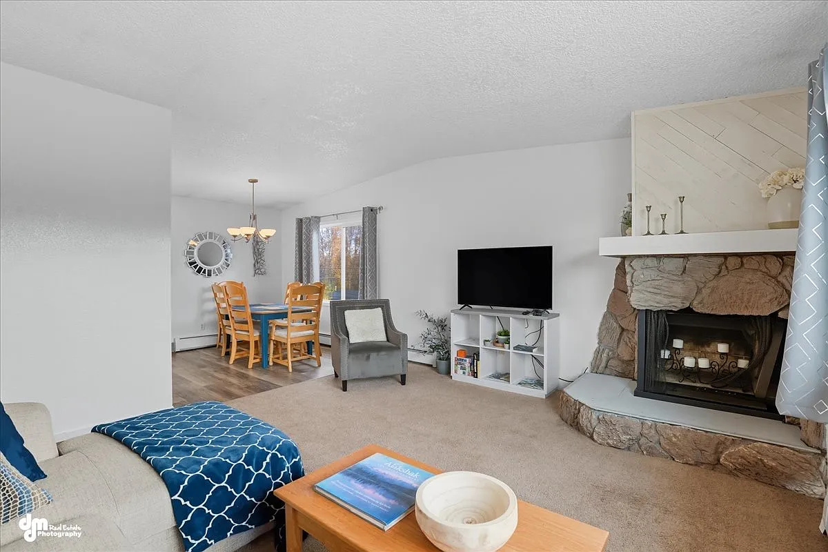 3 bed, 1300 sqft, $2,400 — Photo 3