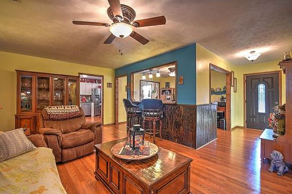 3rd image of 104 Treadway Ln