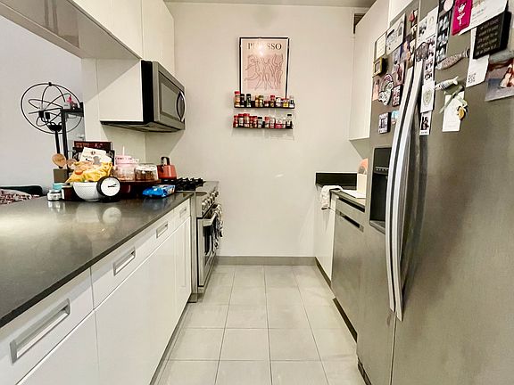 3rd image of 99 John St APT 903