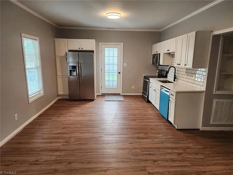633 Irving Ave — Photo 2