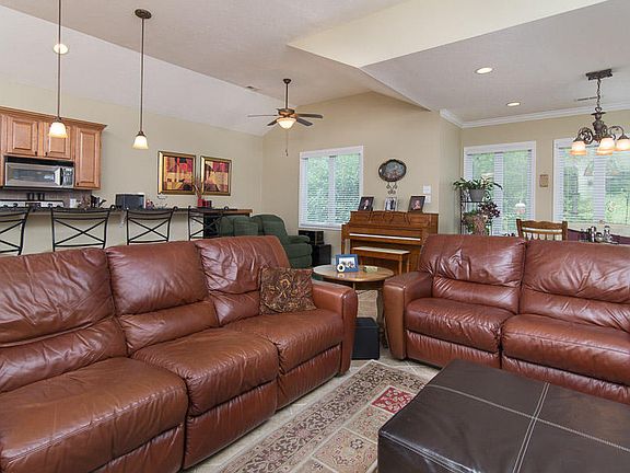 4th image of 1016 Gothic Manor Way