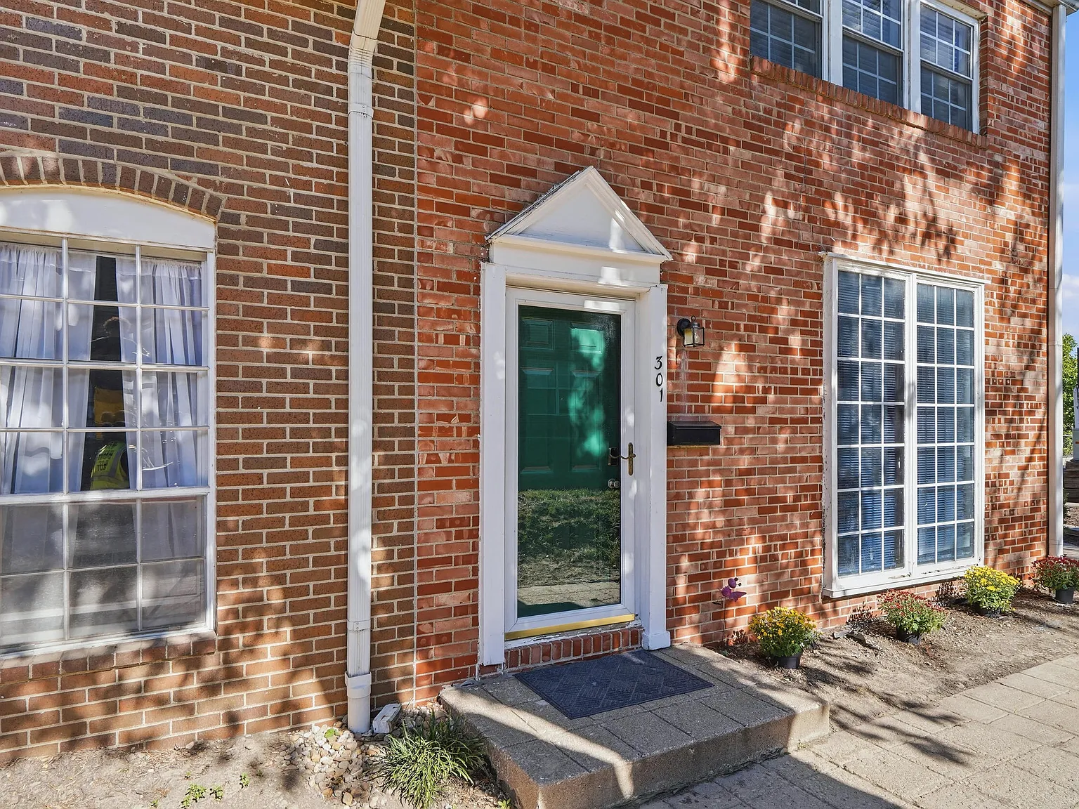 3 bed, 2.5 bath, 1757 sqft, $2,500 — Photo 2