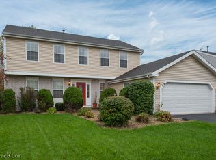 89 Whispering Dr, Streamwood, IL 60107