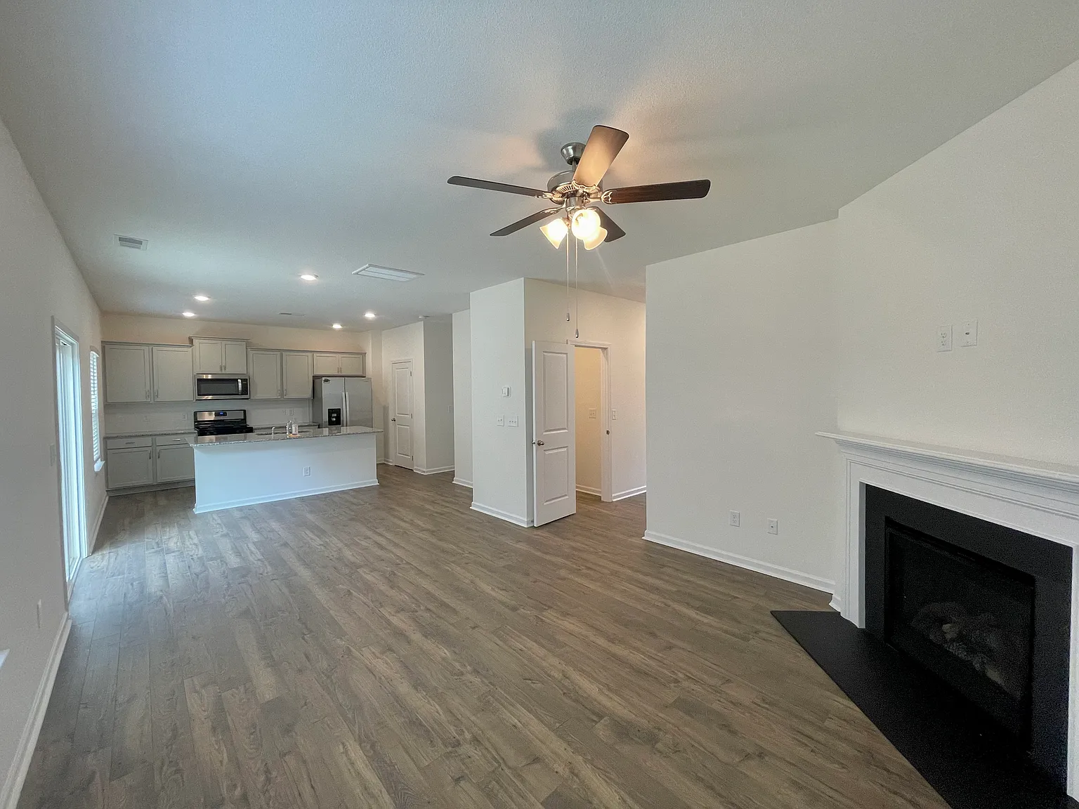 4 bed, 2.5 bath, 2072 sqft, $2,500 — Photo 4