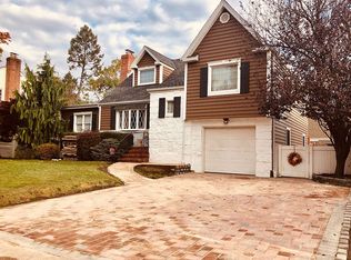16 Coolidge St, Malverne, NY 11565