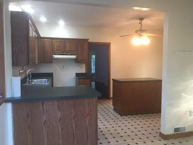 7065 Lake Shore Blvd — Photo 3