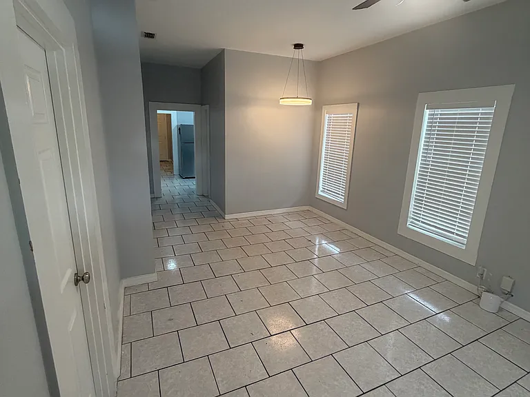 2317 W Chestnut St — Photo 4