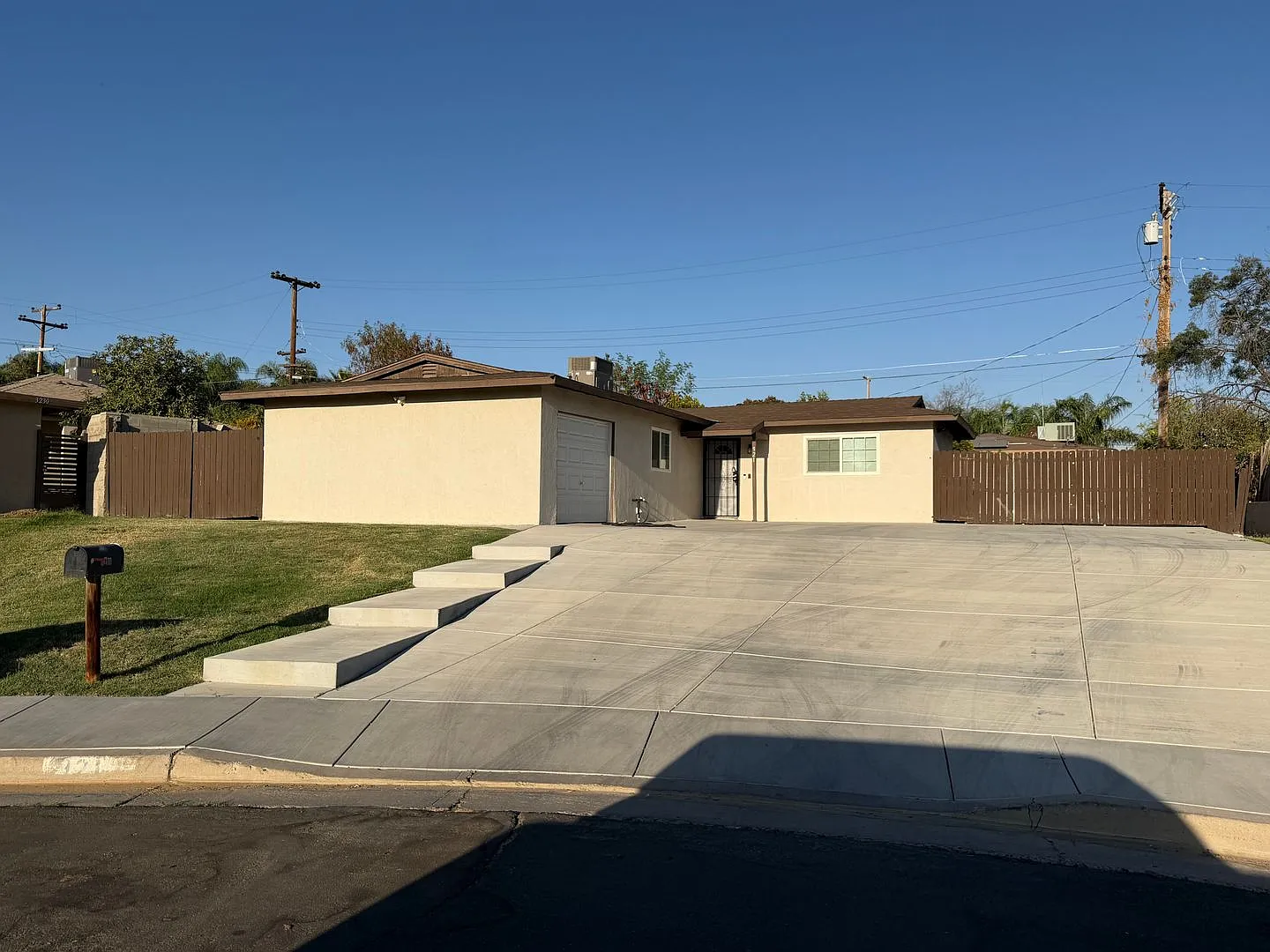 WOW Newley Remodeled 3 BD 1 BA Home in East Bakersfield Near Oswell St & Niles St — Photo 1