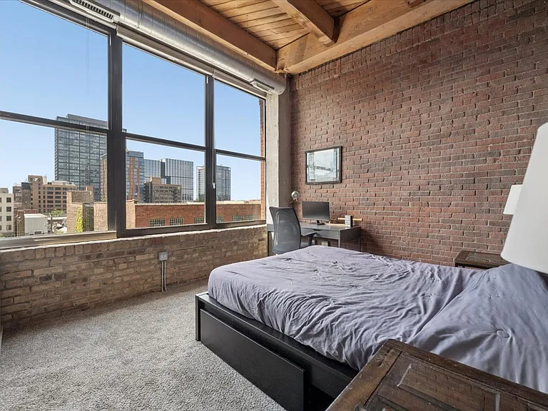 1040 W Adams St #402 — Photo 11