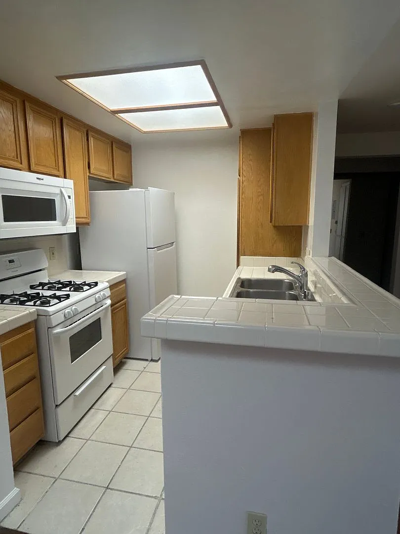 Sepulveda Apts 137 — Photo 3