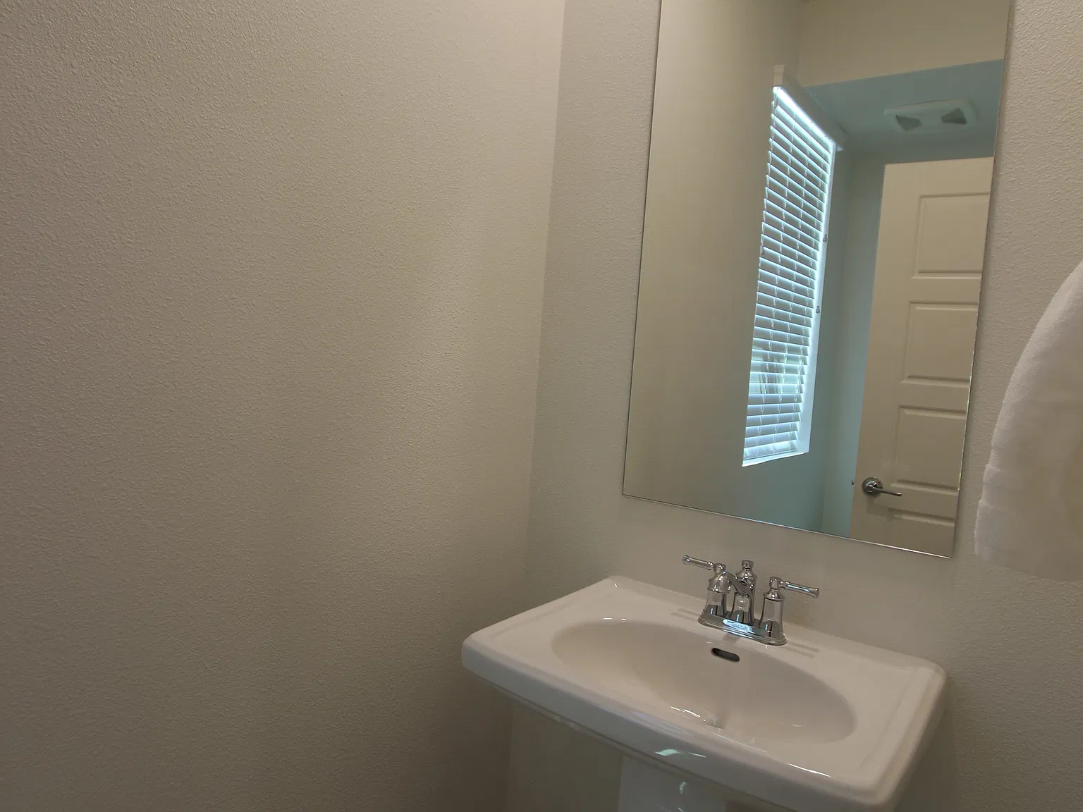 3 bed, 2100 sqft, $3,995 — Photo 4