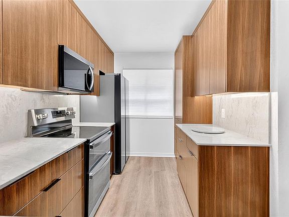 4th image of 904 SW 50th Way